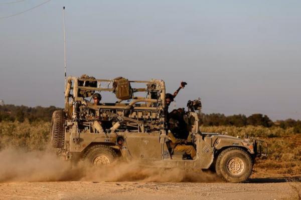 Tentara Israel melakukan perjalanan dengan kendaraan militer, di tengah konflik Israel-Hamas, di perbatasan Israel-Gaza, di Israel, 23 Juli 2024. REUTERS 