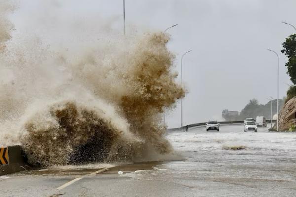 Gelombang menghantam pantai kota Sansha saat Topan Gaemi mendekat, di Ningde, provinsi Fujian, Tiongkok, 25 Juli 2024. cnsphoto via REUTERS 