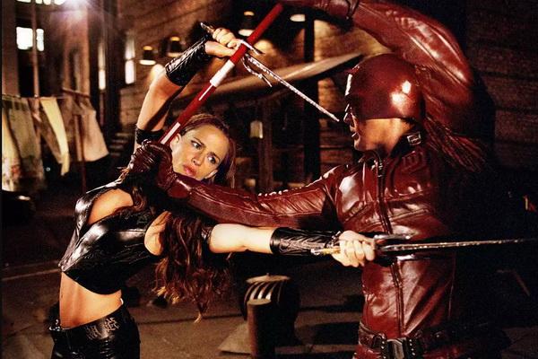 Jennifer Garner dan Ben Affleck dalam film Daredevil (2003). (FOTO: 20TH CENTURY FOX) 
