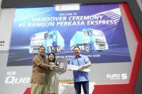 UD Trucks bersama dengan diler resminya Astra UD Trucks, menyerahkan armada baru kepada BPE Group di Gaikindo Indonesia International Auto Show (GIIAS) 2024 (Foto: Istimewa)