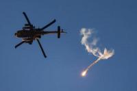 Helikopter Apache militer Israel melepaskan suar saat terbang di dekat perbatasan Israel-Gaza, seperti yang terlihat dari Israel, 25 Juli 2024. REUTERS