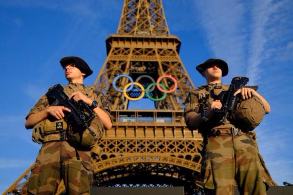 Tentara berpatroli di jalan di depan Menara Eiffel menjelang Olimpiade di Paris, Prancis, 21 Juli 2024. REUTERS 