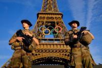 Tentara berpatroli di jalan di depan Menara Eiffel menjelang Olimpiade di Paris, Prancis, 21 Juli 2024. REUTERS