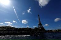 Menara Eiffel terlihat di latar belakang saat Paris mengadakan uji coba teknis upacara pembukaan Olimpiade di sungai Seine, Paris, Prancis, 17 Juli 2023. REUTERS