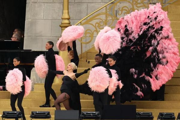 Lady Gaga tampil ala kabaret Prancis saat tampil di acara Pembukaan Olimpiade Paris 2024, Jumat (26/7/2024). (FOTO: GETTY IMAGE) 