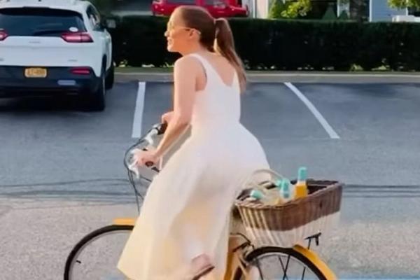 Menikmati Kesendirian, Jennifer Lopez Bersepeda dan Belanja Koktail di Toko Lokal