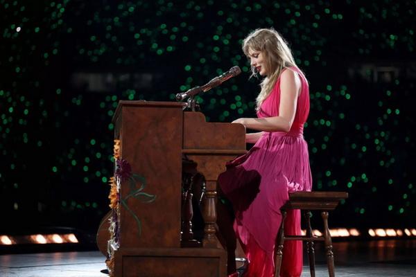 Eras Tour di Warsawa, Taylor Swift Duet dengan Penonton Lantunkan `Exile`