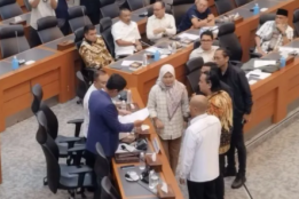 Disaksikan Pimpinan DPR, Polisi Serahkan Surat Ekshumasi ke Keluarga Afif Maulana