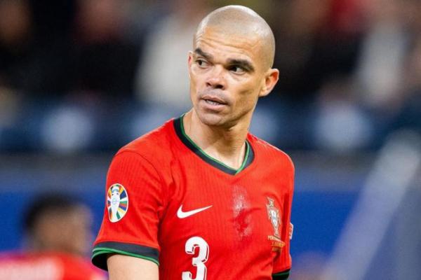 Pepe Umumkan Mundur dari Sepak Bola Profesional