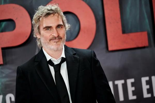 Joaquin Phoenix Tinggalkan Film Romansa Gay, Ini Kata Produser