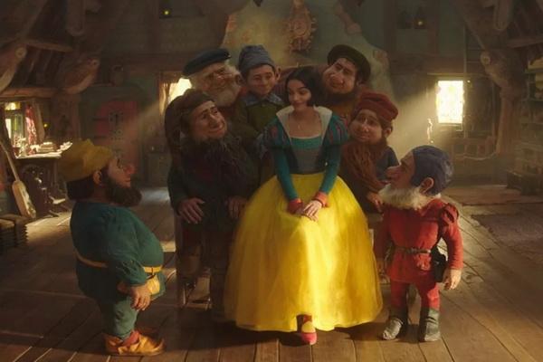 Trailer Snow White: Ratu Jahat Gal Gadot Targetkan Rachel Zegler yang Bernyanyi