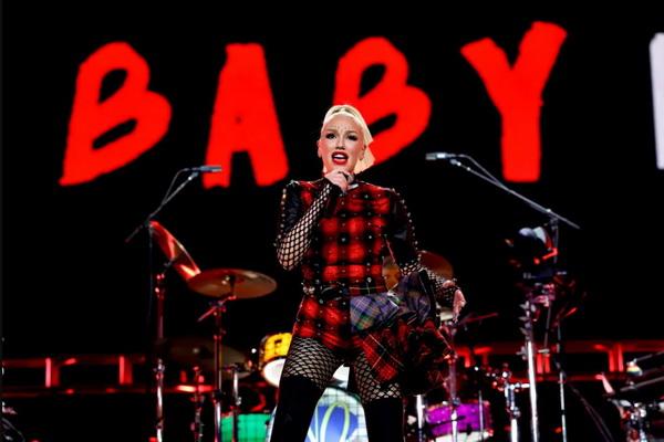 Menderita Cedera Misterius, Gwen Stefani Batalkan Konser