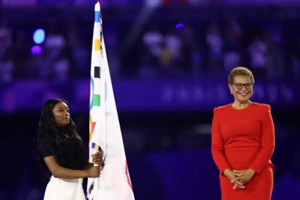 Upacara Penutupan Olimpiade Paris 2024, Simone Biles Serahkan Bendera Olimpiade pada Tom Cruise