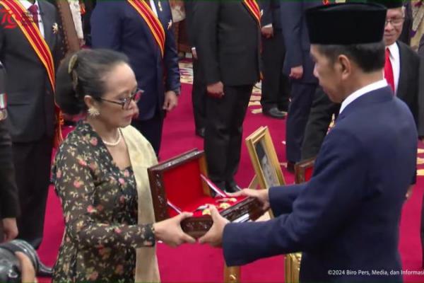 Jokowi Beri Tanda Kehormatan kepada KH. Ali Manshur Shiddiq dan Harry Roesli