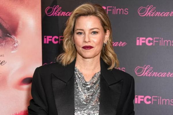 Premier Skincare, Elizabeth Banks Bersinar dari Kepala hingga Kaki