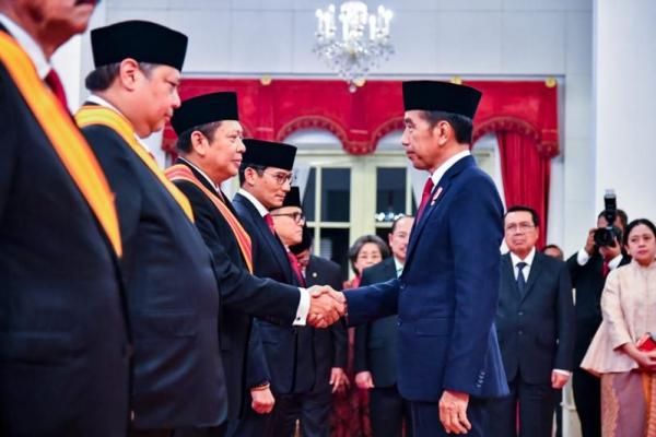 Bamsoet Terima Tanda Jasa dan Kehormatan dari Presiden Jokowi