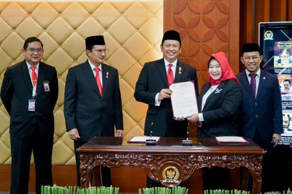 Bamsoet Sumbangkan 38 Judul Buku Karyanya ke Perpustakaan Setjen MPR