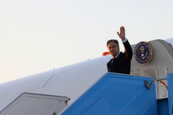 Menteri Luar Negeri AS Antony Blinken melambaikan tangan saat turun dari pesawatnya, di Tel Aviv, Israel, 18 Agustus 2024. REUTERS 