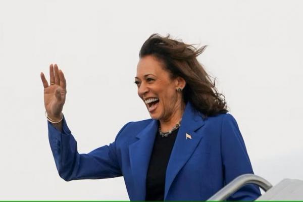 Kandidat presiden dari Partai Demokrat AS Kamala Harris melambaikan tangan saat tiba di Chicago menjelang Konvensi Nasional Demokrat, di Chicago, Illinois, AS, 18 Agustus 2024. REUTERS 