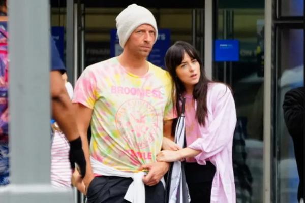 Pernah Rehat Sebentar, Tapi Kini Dakota Johnson dan Chris Martin Baik-baik Saja