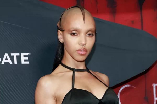 Premier The Crow, FKA Twigs Dandan Nyentrik dengan Aksesori Rambut Cakar Tiga