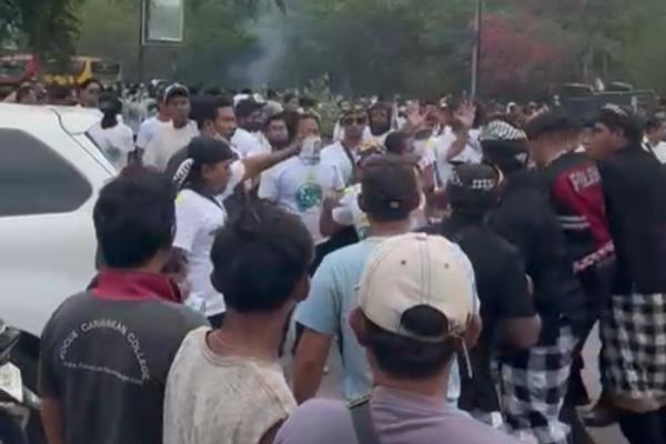 Pecalang Bubarkan Demonstran Muktamar yang Mengaku Kader PKB