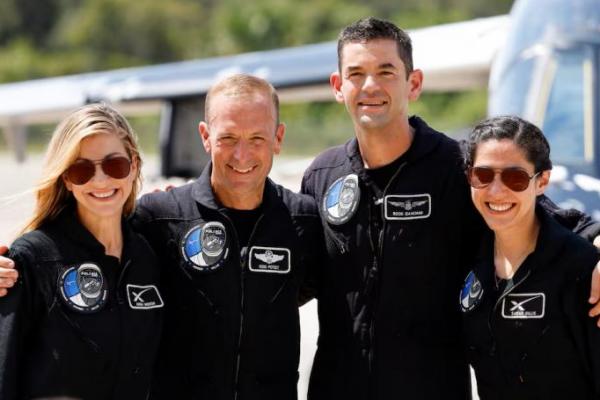 Anna Menon, Scott Poteet, komandan Jared Isaacman dan Sarah Gillis, anggota kru Polaris Dawn, menghadiri konferensi pers di Kennedy Space Center di Cape Canaveral, Florida, AS, 19 Agustus 2024. REUTERS 