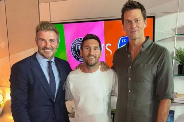 David Beckham dan Tom Brady Berpose dengan Lionel Messi di Pertandingan Inter Miami