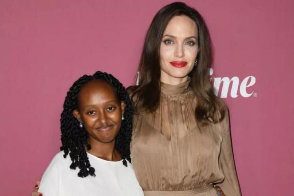 Angelina Jolie Bangga dengan Putrinya Zahara dan Alpha Kappa Alpha Spelman College