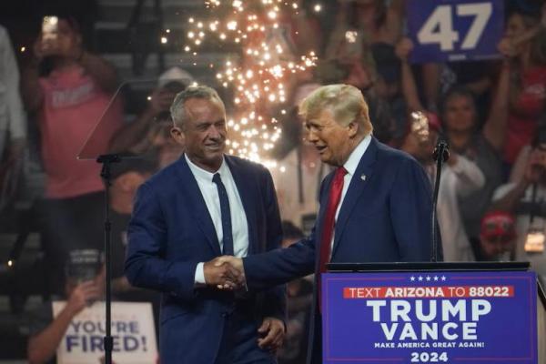 Calon presiden dari Partai Republik AS Donald Trump berjabat tangan dengan mantan calon presiden independen Robert F. Kennedy Jr. selama rapat umum di Glendale, Arizona, AS, 23 Agustus 2024. REUTERS 