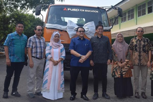 KTB Donasikan Fuso Fighter X ke SMK Darussalam Makassar