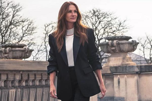 Bintangi Kampanye Parfum Lancome Terbaru, Julia Roberts Ganti Gaun Pesta dengan Jas Elegan