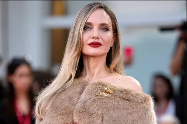 Angelina Jolie menghadiri karpet merah untuk `Maria` selama Festival Film Internasional Venesia ke-81. (FOTO: GETTY IMAGE) 