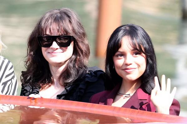 Tindakan Manis Jenna Ortega saat Winona Ryder Enggan Melepas Kacamata Hitamnya di Sesi Pemotretan