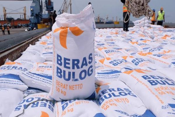 Bulog menghadapi dua tantangan ketika menyerap beras produksi lokal. (Foto:beras Bulog/Kompas) 