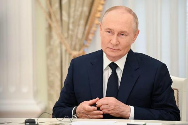 Presiden Rusia Vladimir Putin menghadiri pertemuan dengan Perdana Menteri Tiongkok Li Qiang di Moskow, Rusia, 21 Agustus 2024. Sputnik via REUTERS 