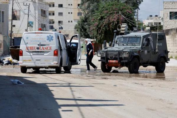 Seorang wanita berjalan selama serangan Israel di Jenin, di Tepi Barat yang diduduki Israel, 30 Agustus 2024. REUTERS 