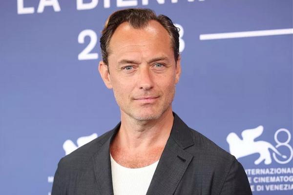 Jude Law Sebut Film Baru Tentang Kelompok Supremasi Kulit Putih Perlu Dibuat Sekarang