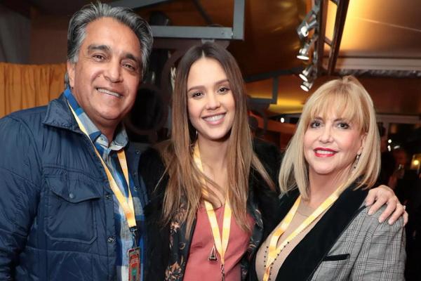 Jessica Alba Kejutkan Orangtuanya dengan Membeli Rumah Masa Kecil Ayahnya 