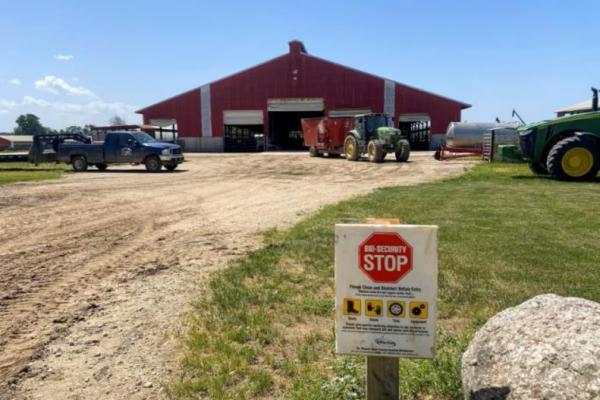 Tanda peringatan ditempatkan di sebuah peternakan sapi perah di Martin, Michigan, AS, 6 Juni 2024. REUTERS 