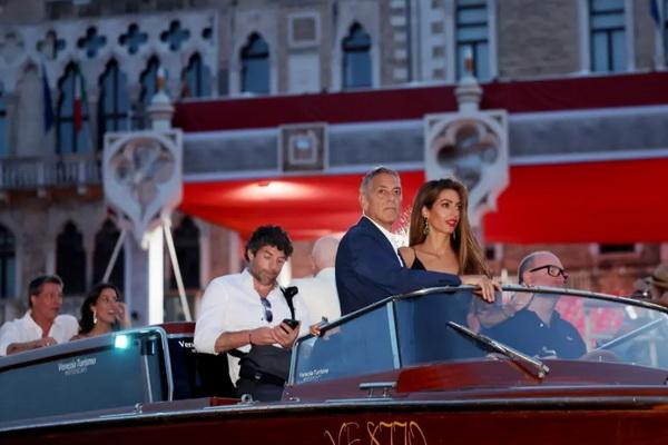 Brad Pitt dan Ines de Ramon Double Date dengan George Clooney dan Amal Clooney di Venesia