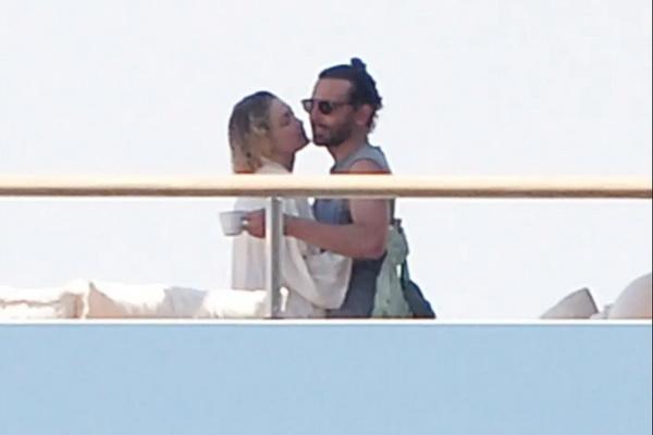 Berlayar di Italia, Bradley Cooper dan Gigi Hadid Pamer Kemesraan