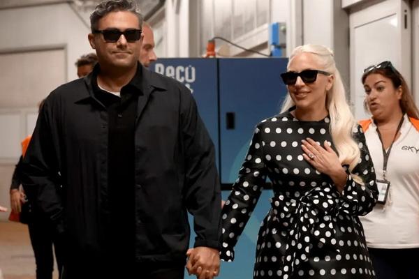 Lady Gaga Pamer Cincin Pertunangannya dengan Michael Polansky di Festival Film Venesia