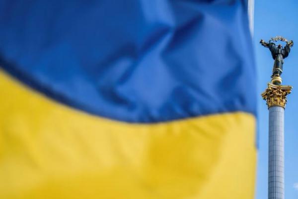 Bendera Ukraina berkibar di tengah invasi Rusia ke Ukraina, di Kyiv, Ukraina, 12 Mei 2022. REUTERS 