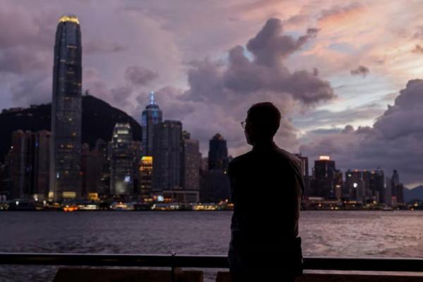 Seorang pria berdiri di depan Pelabuhan Victoria, saat topan Yagi mendekat di Hong Kong, Tiongkok 5 September 2024. REUTERS 