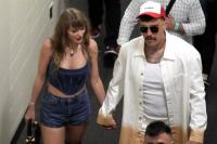 Rayakan Pesta Kemenangan `Chiefs` Travis Kelce, Taylor Swift Gembira dan Mabuk. (FOTO: AP)