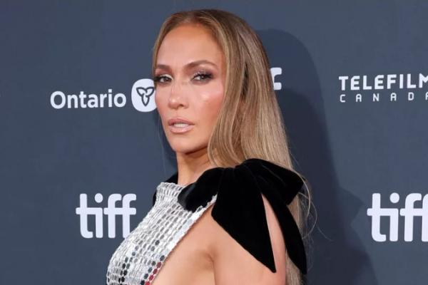 Jennifer Lopez di TIFF 2024. Tanpa Ben Affleck, Jennifer Lopez Tampil Berani dan Seksi di Karpet Merah Premier Unstoppable di Toronto. (FOTO: GETTY IMAGE) 