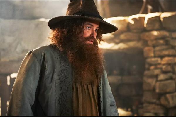 The Rings of Power Season 2 Episode 4 menampilkan Tom Bombadil yang diperankan Rory Kinnear. (FOTO: AMAZON) 