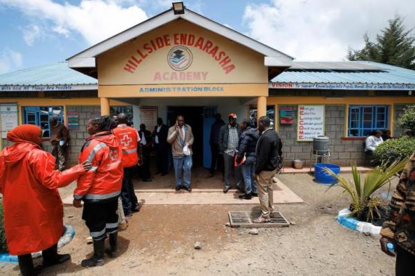 Orang-orang berkumpul di Hillside Endarasha Academy, menyusul kebakaran fatal di Kieni, Kabupaten Nyeri, Kenya, 6 September 2024. REUTERS 