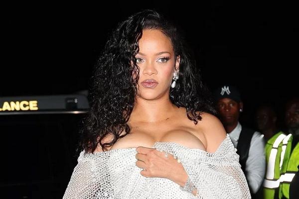 New York Fashion Week, Rihanna Bersinar Bagai Berlian dengan Gaun Jala Kristal